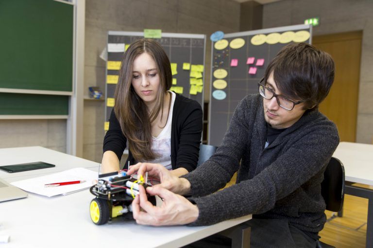 Zufriedene Studenten an der FHV