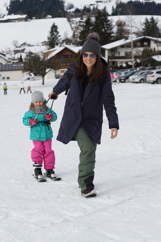 Für Pistenfloh Mira war Mama Marlies der beste Lift. 