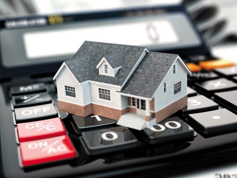 Finanzplan. Rechtzeitig vor Beginn der Bauarbeiten sollte geklärt sein, wie der Hausbau finanziert wird: Wie hoch fällt die monatliche Rate aus? Fotos: A. Kopf/Shutterstock