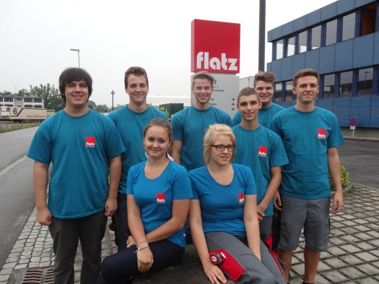 FLATZ: Acht neue Lehrlinge starteten beim Verpackungs- und Dämmspezialisten ihre Lehrausbildung. Gesamt werden 29 Lehrlinge in den Lehrberufen Verpackungstechnik, Prozesstechnik, Maschinenbautechnik, Betriebslogistik, Elektrotechnik, Druckvorstufentechnik, IT-Technik und Büro ausgebildet. Flatz