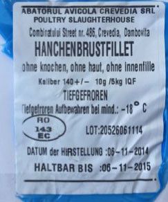 Fleisch vom Rind, geboren und aufgezogen in Tschechien (links), Hühnerbrust, tiefgefroren, aus Rumänien. Beide Etiketten stammen aus dem Abfall der Krankenhaus-Zentralküche in Feldkirch.