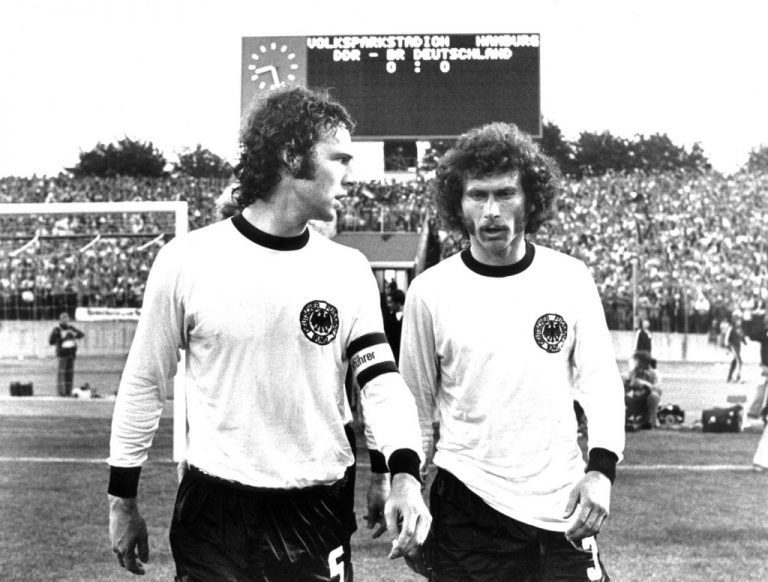Franz Beckenbauer (l.) mit Paul Breitner nach dem 0:1 gegen die DDR.