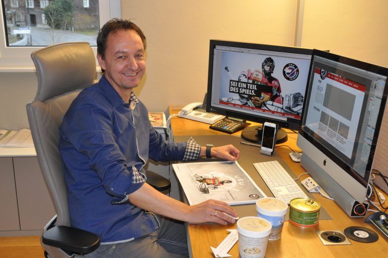 Fredi Bucher in seinem Element: Am Computer setzt er seine Ideen um. Foto: M.Hofer