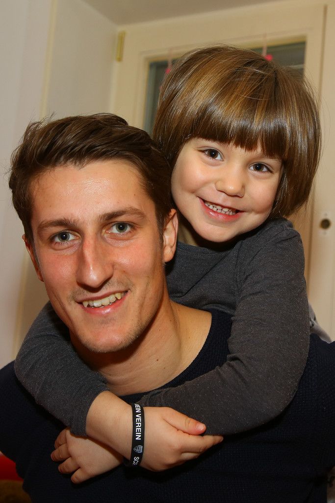 Freunde fürs Leben. Fußballstar Boris Prokopic und die kleine Florentina Netzer, die an Epilepsie leidet. Foto: VN/Hofmeister