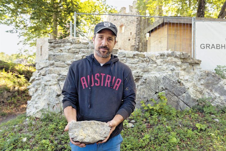 Früher residierte auf Alt-Ems der Adel. Heute ist die Burgruine regelmäßig der Arbeitsplatz von Stephan Moosbrugger.  Foto: VN/Fink
