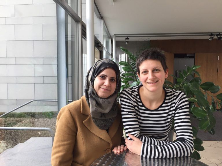 Für die Lustenauer Flüchtlingsbeauftragte Andrea Hollenstein (r.) ist Safaa Murat eine pflegeleichte Klientin.  Foto: VN/Hämmerle