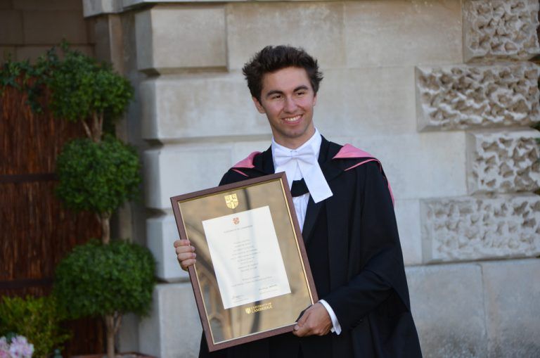 Für Domenik Vogt war die feierliche Graduationszeremonie in Cambridge ein ganz besonderes Erlebnis. Foto: Privat