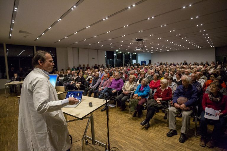 Für MedKonkret und das interessierte Publikum stellt sich Karl-Peter Benedetto noch einmal ans Rednerpult. Foto: vn/paulitsch