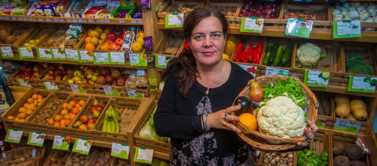 Für Petra Natter ist Bio Vertrauenssache. Sie kennt viele Produzenten persönlich.  Foto: VN/Steurer