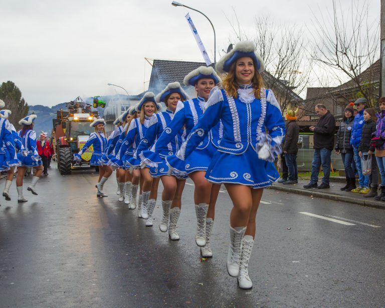 Gardemädchen im rhythmischen Schritt. Davon gab es beim Landesnarrentag in Lustenau einige zu sehen. Fasnatzünfte aus ganz Vorarlberg präsentierten sich mit all ihren Attraktionen. Fotos: VN/Paulitsch