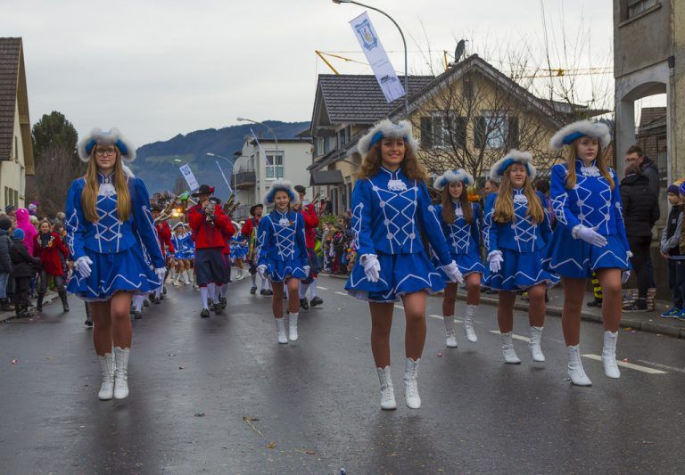 Gardemädchen im rhythmischen Schritt. Davon gab es beim Landesnarrentag in Lustenau einige zu sehen. Fasnatzünfte aus ganz Vorarlberg präsentierten sich mit all ihren Attraktionen. Fotos: VN/Paulitsch