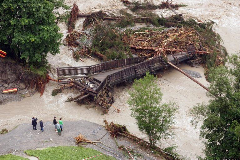Gefährliches TreibholzNicht nur das Hochwasser als solches bereitete den Einsatzkräften im Bregenzerwald große Probleme. Es kam immer wieder zu Verklausungen bei Brücken und anderen Engstellen. Angeschwemmtes Treibholz sorgte an kritischen Stellen stets dafür, dass sich die reißenden Fluten blitzschnell neue Wege suchten und dadurch neue Gefahrenstellen schufen.