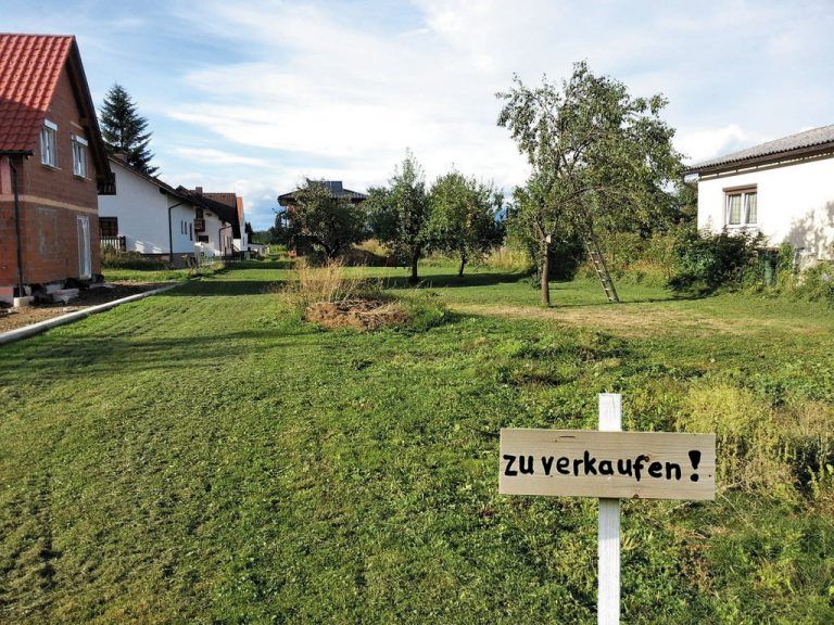 Geldbedarf. Wer ein Haus oder Grundstück verkauft, möchte nicht unbedingt, dass Interessenten den Grund für den Verkauf erfahren.