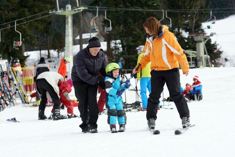 Gemeinsam geht bekanntlich vieles besser, und auch Skifahren lernt sich leichter, wenn die Großen den Kleinen unter die Arme greifen.