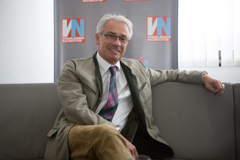 Georg PölzlGeneraldirektor Österreichische Post AGGeorg Pölzl studierte Erdölwesen, Energie- und Betriebswirtschaft und promovierte in Lagerstättenphysik und konstruktivem Tiefbau. Heute ist er Generaldirektor der Österreichischen Post AG. Sein Ziel: Im Jahr 2020 soll die Post nicht nur weiterhin ein führendes Logistikunternehmen sein, sondern auch ein breites Portfolio digitaler Produkte und Services anbieten, mit zeitgemäßen Apps und maßgeschneiderten Online-Services.