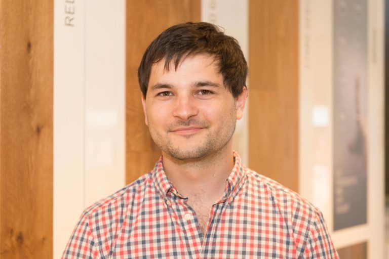 Georg Spiegel Büro Ich bin mit diesem Beruf aufgewachsen und mit dem Holz gewissermaßen verwachsen. In einigen Jahren werde ich den väterlichen Betrieb übernehmen.