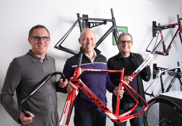 Geschäftsführer Stefan Vollbach (M.) mit den Simplon-Eigentümern Christian (l.) und Andreas Hämmerle. Foto: simplon