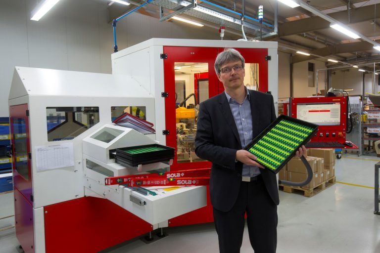 Geschäftsführer Wolfgang Scheyer in der Produktion von Sola. Hier werden auch die Libellen, die das Herzstück in den Wasserwaagen bilden, hergestellt. Fotos: VN/Paulitsch