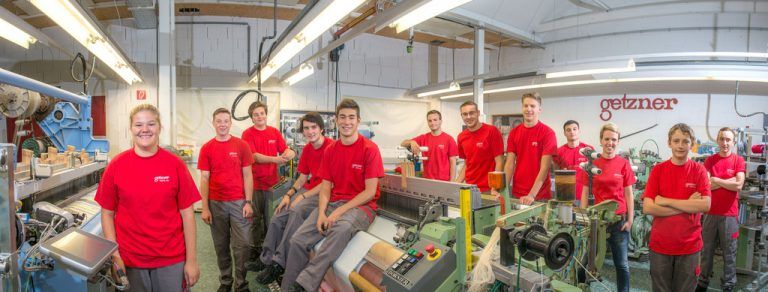 GETZNER TEXTIL: Zwölf Lehrlinge haben die Ausbildung begonnen. Die neuen Mitarbeiter werden als Chemielabortechniker, Elektrotechniker, Metalltechniker und Textiltechnologen ausgebildet. Erfreulich ist, dass ein Mädchen als Metalltechnikerin, in diesem klassischen Männerberuf, ihre Ausbildung im Unternehmen startet.Beim Kennenlernseminar auf der Alpe Klesenza konnten sich die Lehrlinge und deren Ausbildner auf spielerische Art kennenlernen.