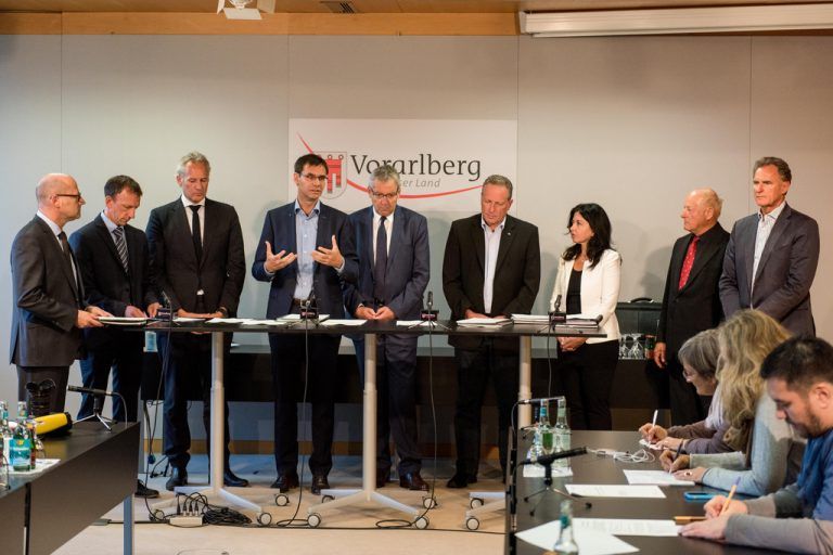 Gipfeltreffen (v.l.): Bernhard Bereuter (AMS), Martin Ohneberg (IV), LH Wallner, LSth. Rüdisser, AK-Präs. Hämmerle, Manuela Auer (ÖGB), Egon Blum, WK-Präs. Rein. Foto: Stiplovesek