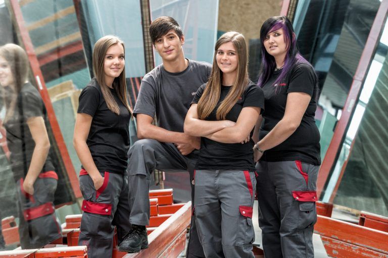 GLAS MARTE: Mit vier neuen Lehrlingen beweist das Bregenzer Familienunternehmen erneut seine Kompetenz als größter Ausbildungsbetrieb für Glasbautechnik in Westösterreich. Ausgebildet werden sie in den Bereichen Glasbautechnik, Glasbau, Flachglasveredelung und -bearbeitung sowie Glasgestaltung.