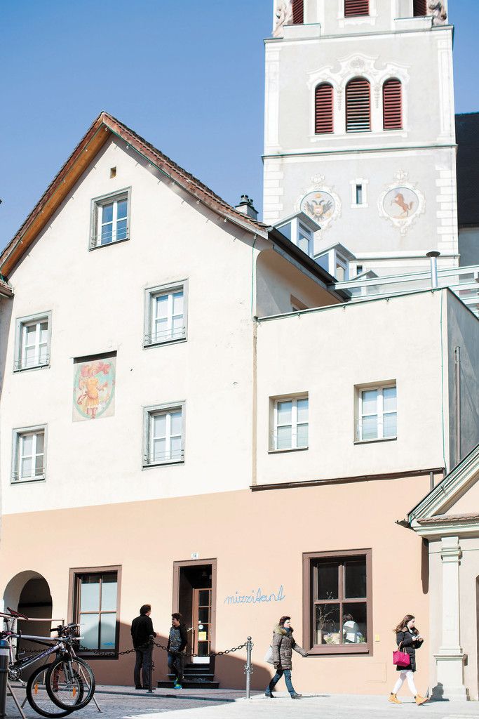 Glücklicher Zufall Durch den Rückbau des Einfahrtsbereichs beim Oberen Tor wurde der Gehsteig vor dem Restaurant verbreitert und bietet den Gästen im Sommer genügend Platz, um im Freien zu sitzen.
