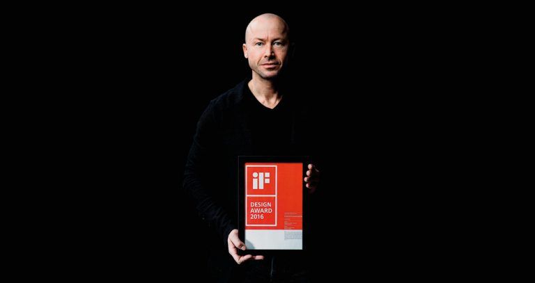 Grafikdesigner Andreas Haselwanter mit dem Preis. Foto: gmeiner