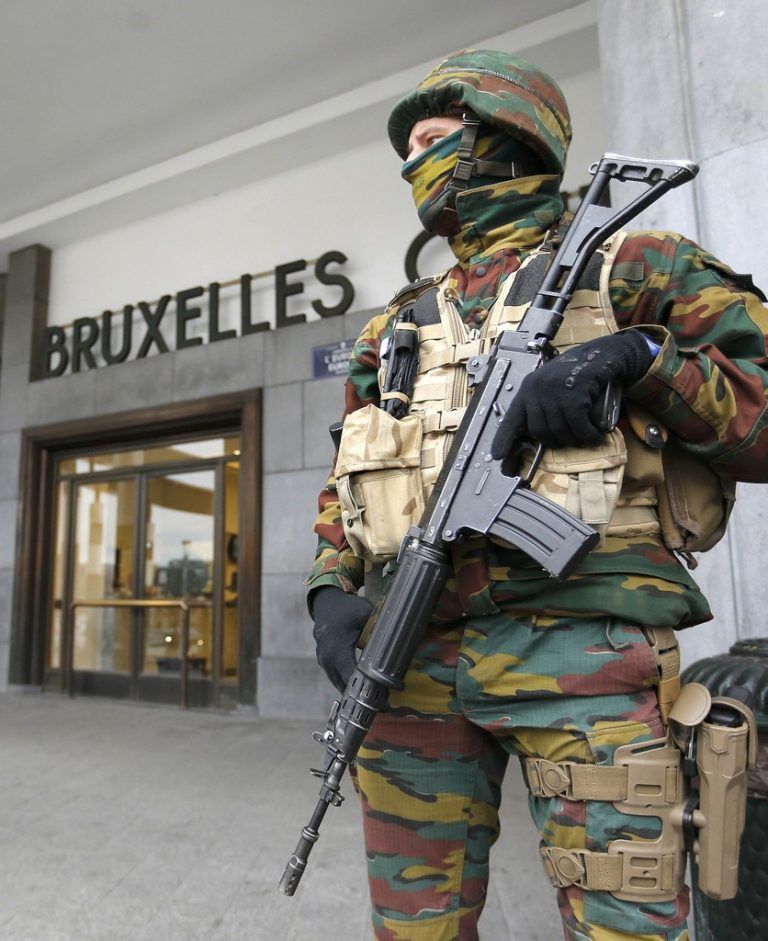 Großes Aufgebot an Sicherheitskräften in Brüssel. Auch in Österreich kann es vermehrt zu Kontrollen kommen.