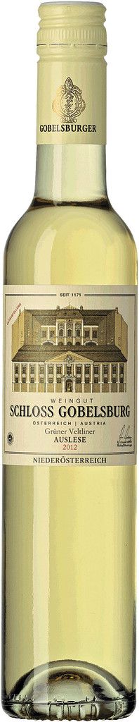 Grüner Veltliner Beerenauslese 2004, Weingut Schloss Gobelsburg, Langenlois, KamptalAuf Schloss Gobelsburg, das sich seit 1740 im Besitz des Stiftes Zwettl befindet, wird seit jeher Wein angebaut. Rund um das Schloss erstrecken sich Weingärten, von denen viele mit Grüner Veltliner Reben bepflanzt sind. Neben einem klassischen Veltliner werden Lagenweine, Auslesen, Beerenauslesen und bei passender Witterung auch Trockenbeerenauslesen erzeugt. Die Beerenauslese 2004 ist ein Süßwein mit einer goldgelben Farbe, mit bernsteinfarbenen Reflexen, die Aromen erinnern an reife Birnen, Äpfel und Quitten, intensive Kräuternoten finden sich nicht nur in der Nase, sondern auch am Gaumen und widerspiegeln die Aromatik eines gereiften Grünen Veltliners. Die Beerenauslese ist ein wunderschönes Beispiel für einen Süßwein, der sich nach Jahren der Reife noch immer frisch und lebendig zeigt.Gesehen bei Amann Summer Rieder 17,90 Euro (0,375 l)
