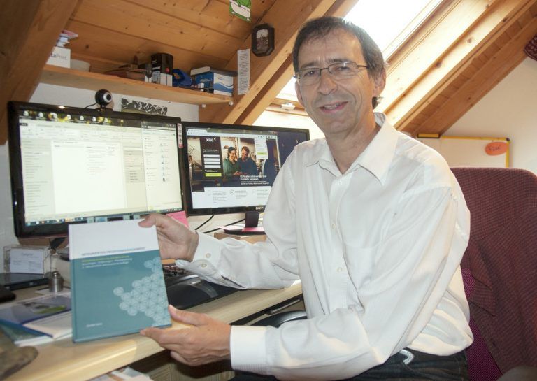 Günter Lenz hat seine Prozess- und Nachhaltigkeitsstrategien in Büchern zusammengefasst.  Foto: Hofer