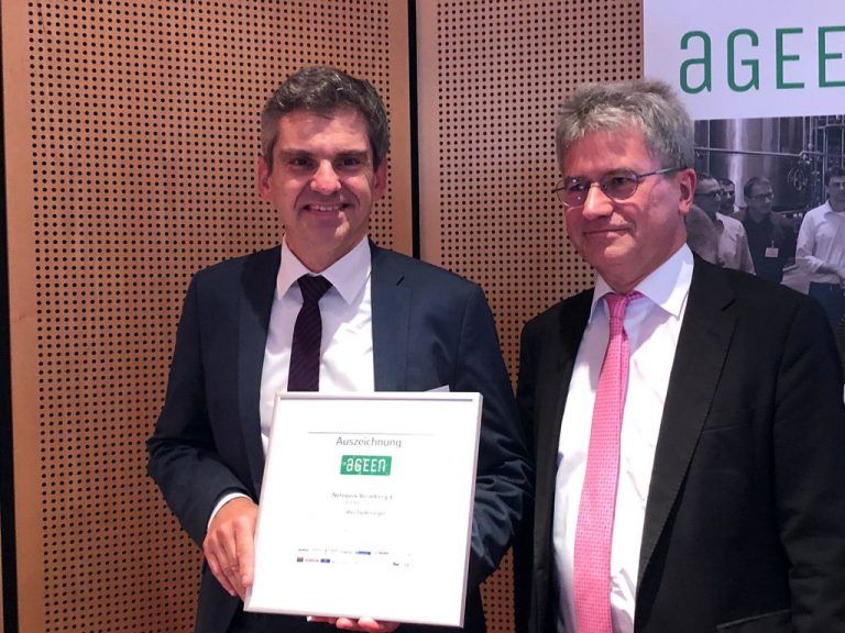 Gütesiegel Anlässlich der Berliner Energietage 2019 nahm der Leiter des Geschäftsfelds Versorgung und Dienstleistung der illwerke vkw, Martin Seeberger (l.), stellvertretend für die 13 teilnehmenden Vorarlberger Unternehmen  des 4. Energieeffizienz-Netzwerks  die Auszeichnung „Gütesiegel für höchste Quailtät“ entgegen. FA