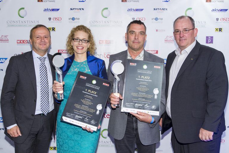 Hans Musser (GF AKV), Preisträgerin Angelika Radl-Walser, Michael Haim (VVG) und Christian Bickel (UBIT-Obmann Vorarlberg). foto: wkv