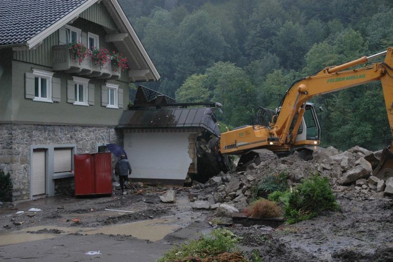 Haus war weg. Das Wohnhaus beim Betriebsgebäude der Metzgerei Broger in Mellau wurde von der Bregenzerach zuerst unter- und dann weggespült.