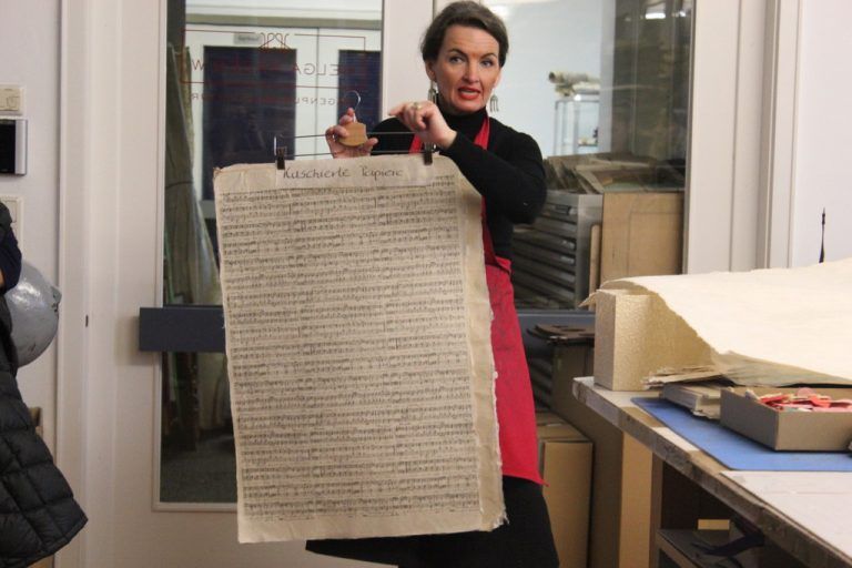 Helga Hagen bringt Himalaya-Papier nach Vorarlberg. Julius Kühn