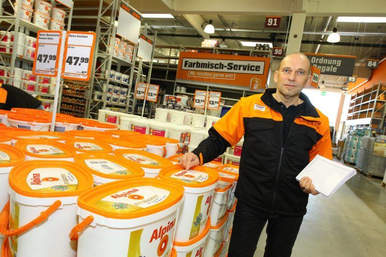 Helmut Thaler, Chef des Dornbirner Obi-Marktes, legt vor der Eröffnung am Montag letzte Hand an. Foto: VN/Hofmeister