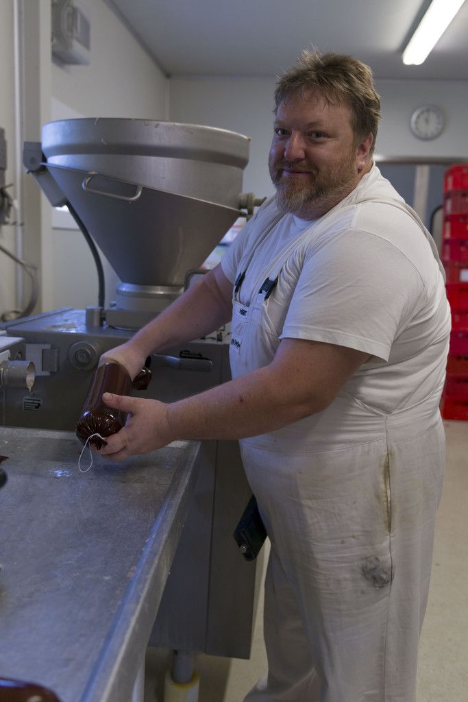 Herbert Koch setzt in Meiningen auf Handwerk, bei den Besuchen in Weißrussland bekommt er es mit industriellen Maschinen zu tun.  VN/Fink