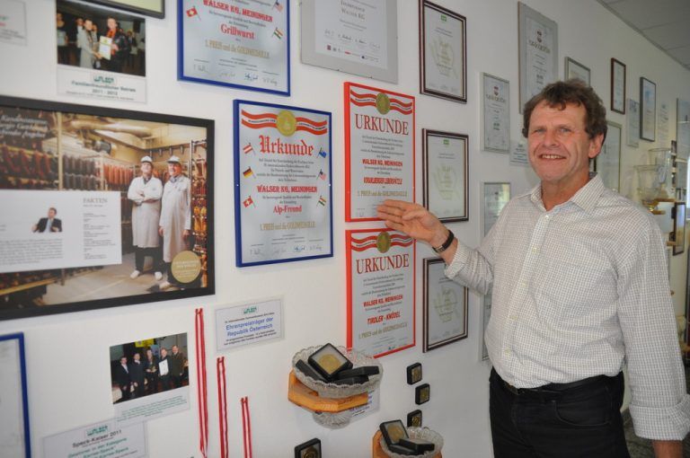 Herbert Walser vor der „Trophäen-Wand“. Hunderte von Auszeichnungen stehen für die Qualität des Meininger Metzgereibetriebes.