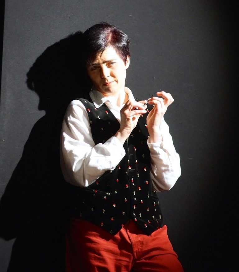Herta Meusburger als Tranio in „Der Widerspenstigen Zähmung“ beim Theaterverein Bizau. Foto: Berchtold