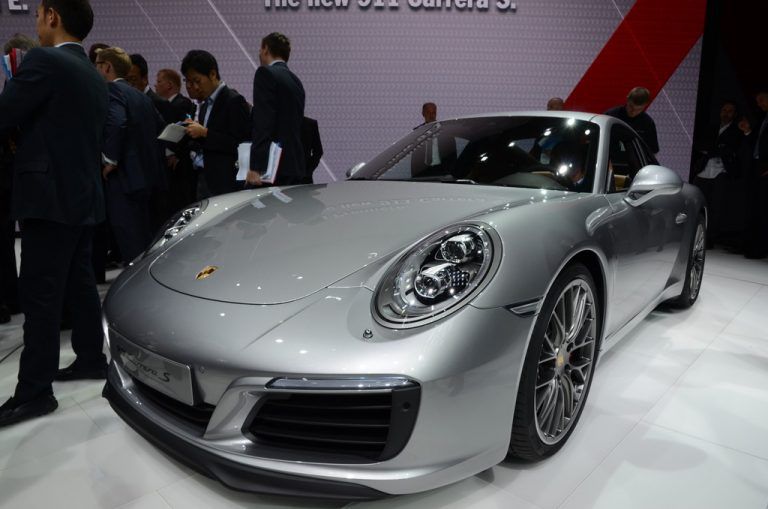 Hightech-AntriebePorsche zeigt die Studie einer viertürigen Elektrobaureihe, die 2018 auf den Markt kommen soll und die Facelift-Version des 911, der in Zukunft von Turbomotoren befeuert wird. Leistungsplus: 20 PS.
