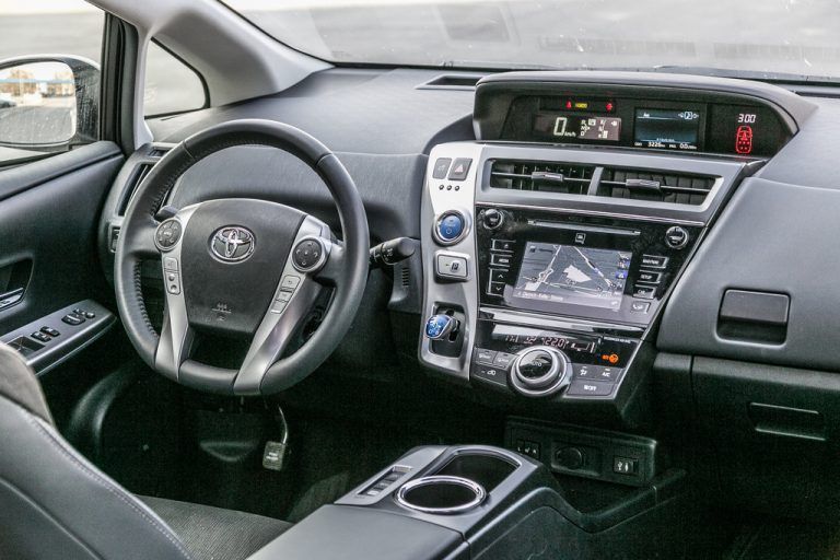 Hightech-Innenraum des Prius+.