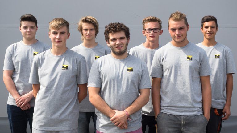 HILTI & JEHLE: Sieben neue Lehrlinge (sechs Jugendliche im Hochbau sowie ein Pflasterer) sind beim Feldkircher Bauunternehmen ins Berufsleben gestartet. Die insgesamt 20 Lehrlinge, die das Unternehmen aktuell beschäftigt, werden dabei von Lehrlingsausbildner Stefan Regensburger tatkräftig unterstützt und begleitet. Foto: hilti&Jehle