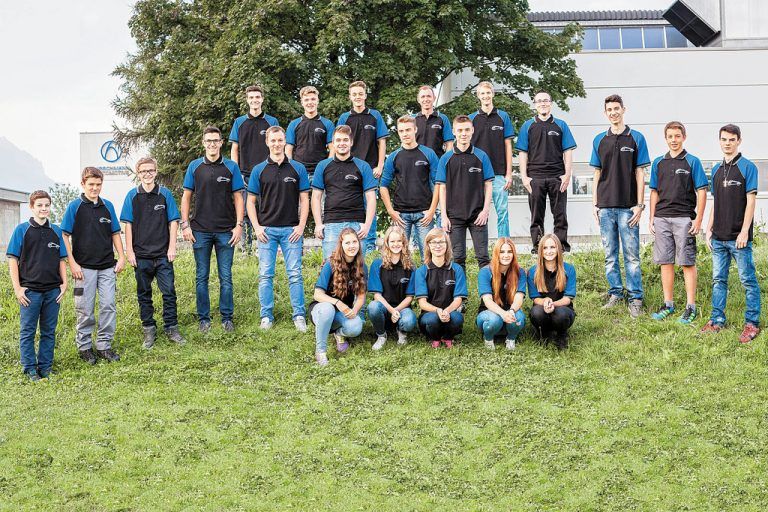 HIRSCHMANN AUTOMOTIVE: Dieses Jahr starteten 22 neue Lehrlinge bei Hirschmann Automotive in einen neuen Lebensabschnitt. Ausgebildet werden die Mädchen und Jungs in den Berufen Werkzeugbautechnik, Maschinenbautechnik, Kunststofftechnik, Elektrotechnik, IT-Technik und Betriebslogistik.