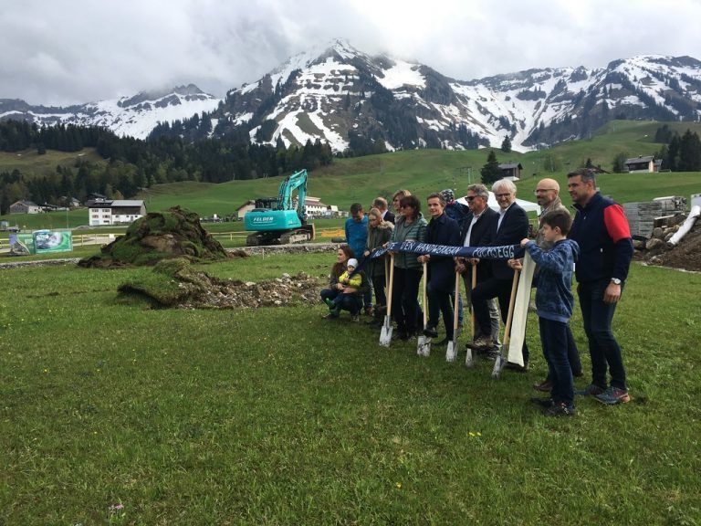 Historischer Moment in Egg: Spatenstich für das neue Ferien- und Tagungsressort Fuchsegg in Schetteregg mit Bürgermeister, Handwerkern, Architekten und Projektbetreibern.VN/sca