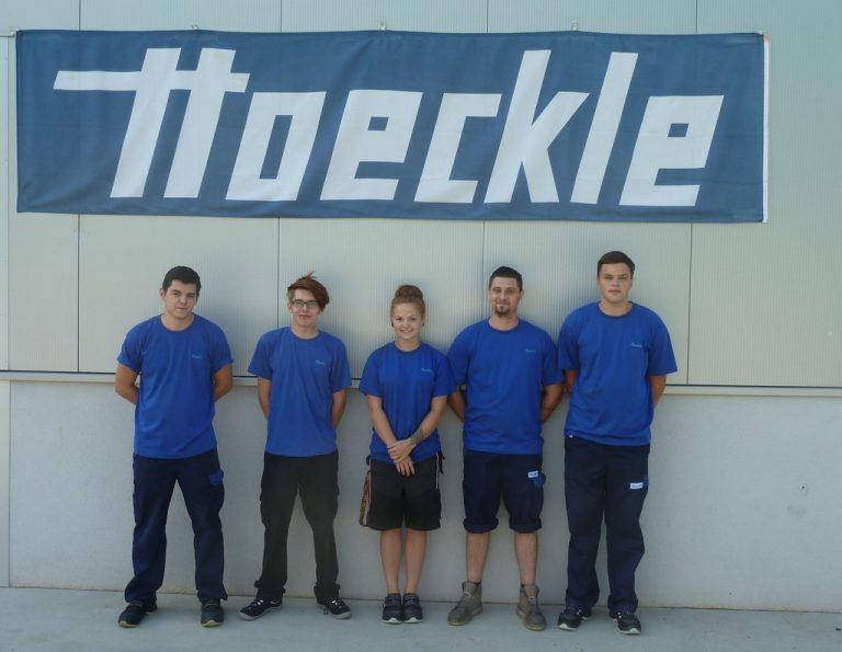 HOECKLE: Fünf neue Lehrlinge haben ihre Lehre in Langenegg begonnen. Insgesamt werden bei der Hoeckle GmbH 12 Lehrlinge in den Berufen IT-Technik, Maschinenbautechnik und Zerspanungstechnik ausgebildet. Foto: HOECKLE