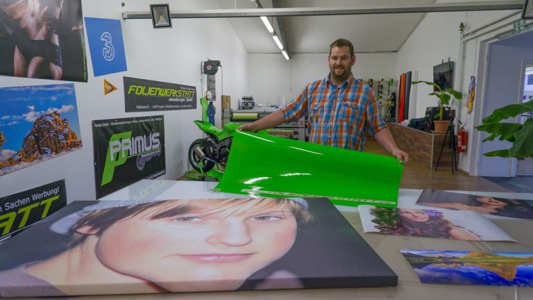 Hubert Meusburger beschriftet alles: von Baukränen bis zum Kugel­schreiber. Foto: VN/Paulitsch