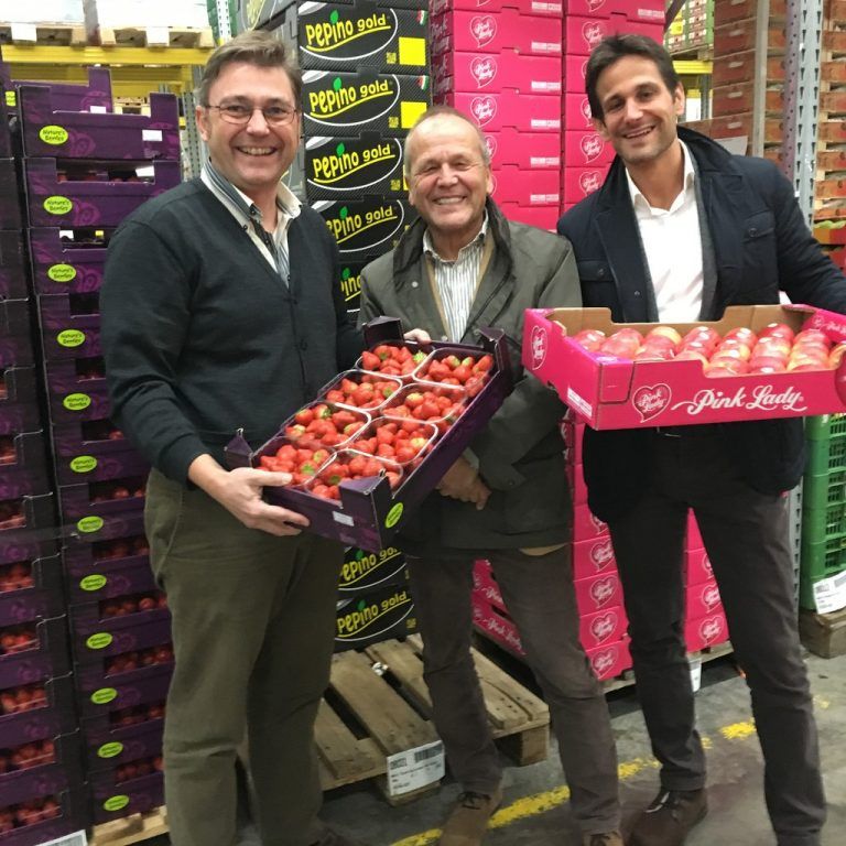 Hubert, Werner und Patrick Grabher (v. l. n. r.) versorgen die Vorarlberger  täglich mit Vitaminen.  Foto: VN/sca