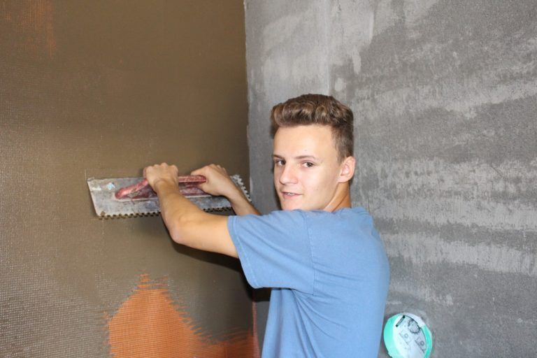 Ich bin im ersten Lehrjahr bei der Firma Fliesenpool. Die Arbeit mit Fliesen hat mich schon immer interessiert. Vor allem gefällt mir aber die Abwechslung, die mir der Beruf bietet. Ich verputze, schneide Fliesen zu und vieles mehr. Ich bin schon seit Mitte Juni im Einsatz und habe meine Wahl nicht bereut . Roger Schmitt, 17, Feldkirch-Nofels