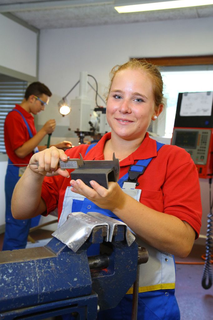 Ich habe am 1. September meine Lehre als Maschinenbautechnikerin bei den ÖBB in Feldkirch begonnen. Ich wollte immer etwas Handwerkliches machen. Als Kind stand für mich schon fest, dass ich Maschinenbautechnikerin werde. Ich freue mich auf die verschiedenen Tätigkeiten, wie Drehen und Fräsen. Vanessa Schmid, 15, Muntlix
