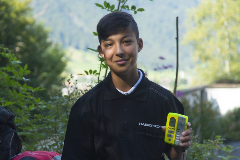 Ich habe mich für die Lehre zum Großhandelskaufmann bei Haberkorn entschieden, weil mir die Zusammenarbeit zwischen Handwerk und Büro gefällt und die Firma generell. Außerdem habe ich coole Arbeitskollegen. Anfangs war ich etwas aufgeregt, aber jetzt freue ich mich. Der erste Arbeitstag war bei uns ein Outdoortag in Bezau. Marco Troy, 15, Wolfurt