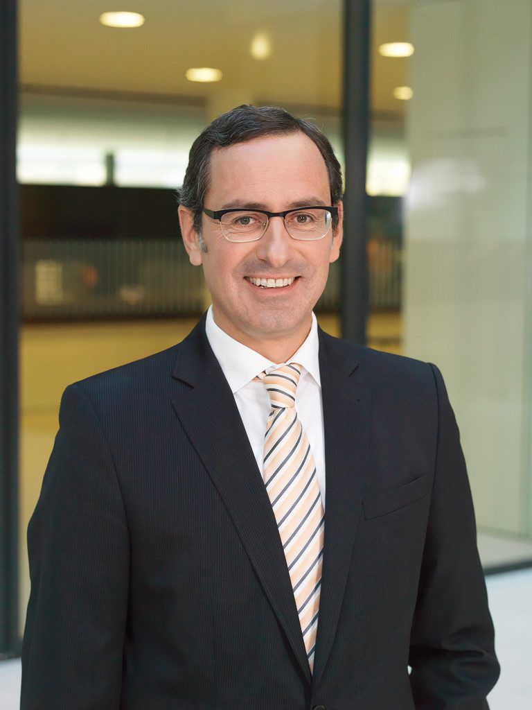 Ich halte diese Maßnahmen für einen Fehler – sie werden verpfuffen. Jetzt sind aber die Staaten aufgefordert, Strukurmaßnahmen zu ergreifen. Für Sparer hat das keine Auswirkungen haben, man kann nicht in den negativen Bereich gehen. Michael Grahammer, Vorstandsvorsitzender Hypo